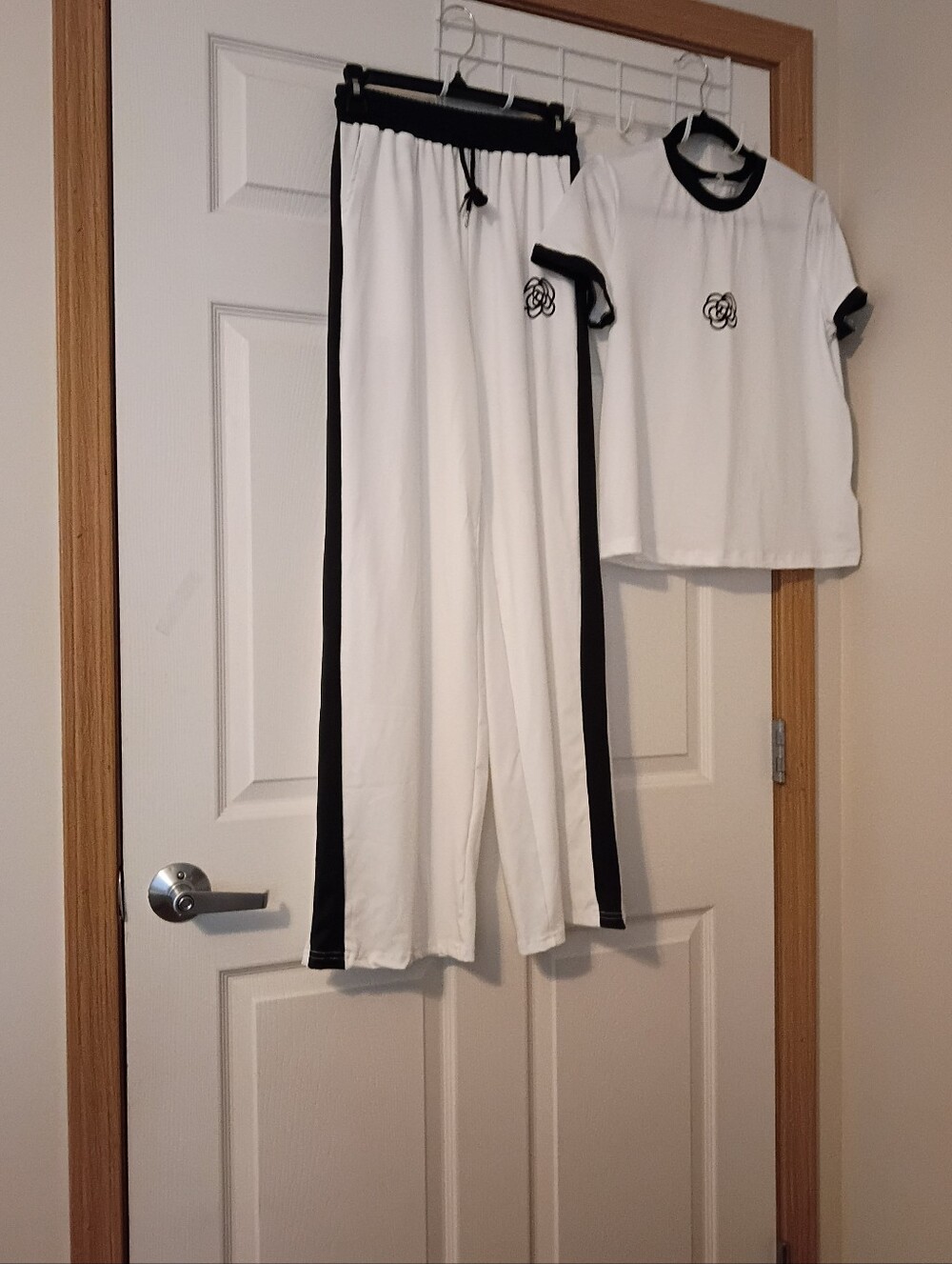 Source Unknown White and Black Two-Piece Lounge Set